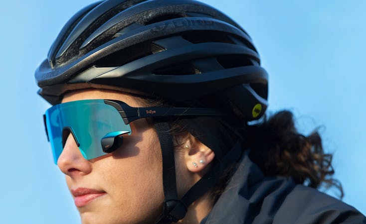 kvinnlig syklist med briller